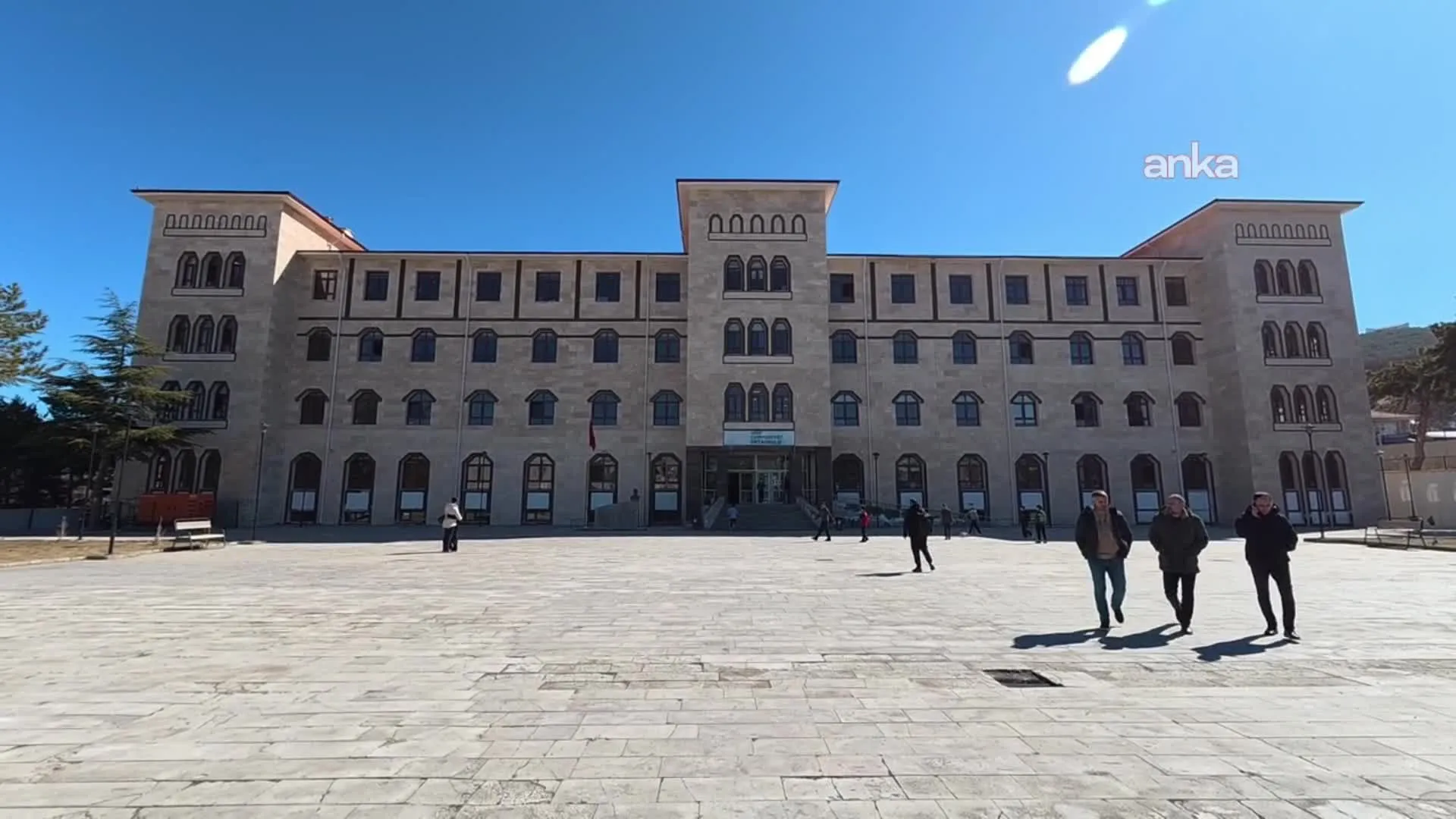 Yozgat’ta eğitim sendikaları, okul müdürünün makamında saldırıya uğramasını protesto etti